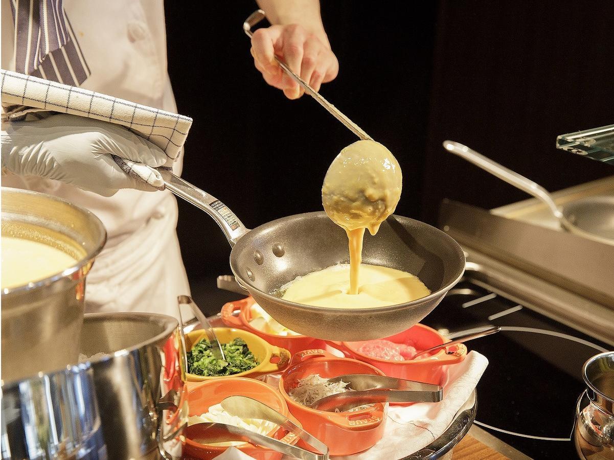 Nagoya Prince Hotel Sky Tower Zewnętrze zdjęcie A chef using a ladle to serve food
